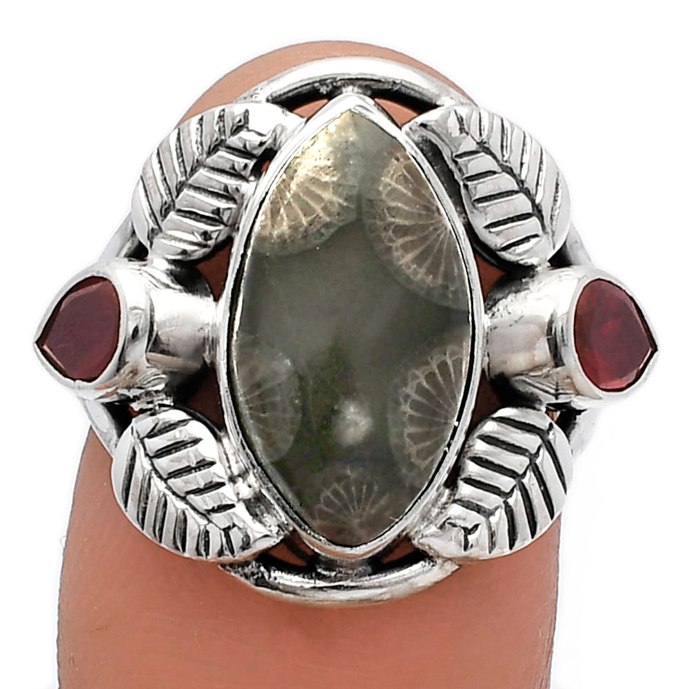 Southwest Design - Black Flower Fossil Coral & Garnet 925 Silver Ring s.7 R-1303